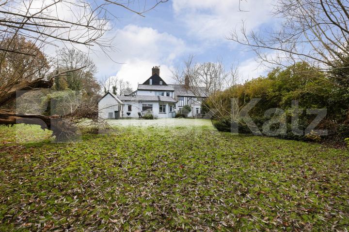 A elegant and historic 16th century detached house on an exclusive street   Totteridge Common, Highwood Hill